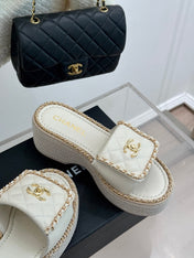 THICK-SOLED CHAIN HEART SLIPPER IN WHITE LAMBSKIN