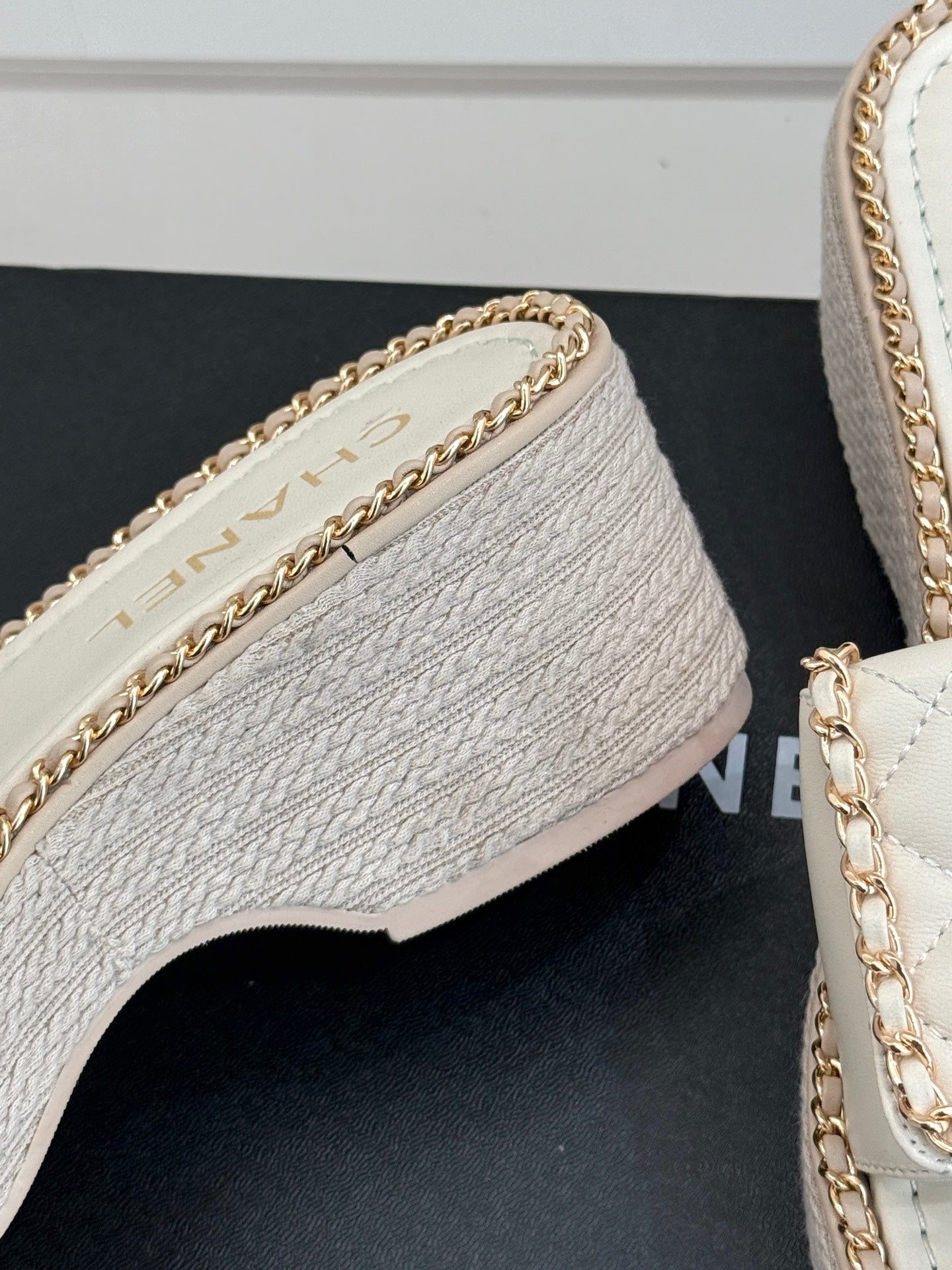 THICK-SOLED CHAIN HEART SLIPPER IN WHITE LAMBSKIN