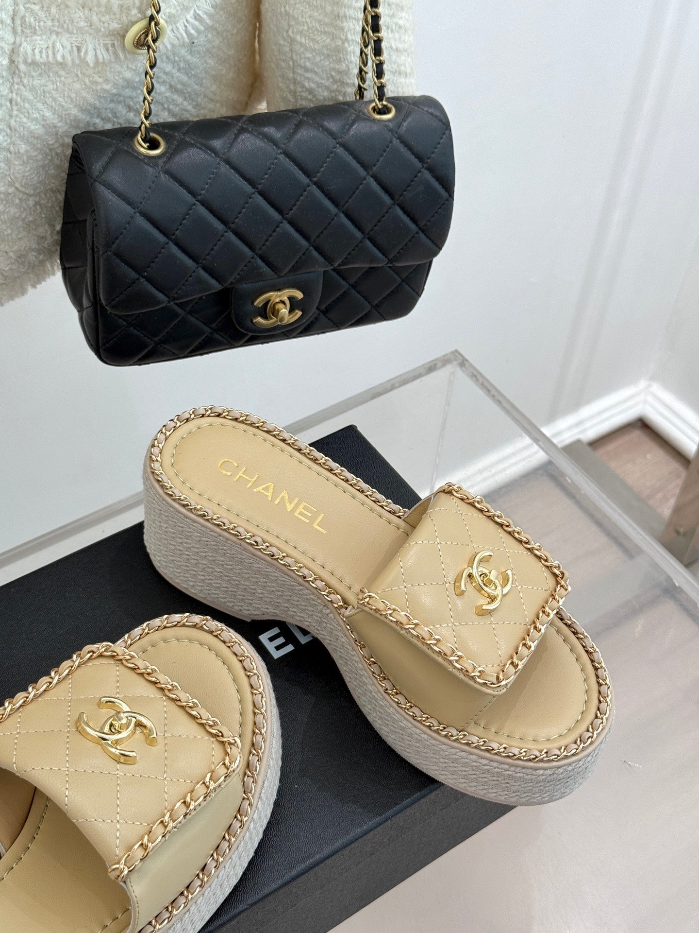 THICK-SOLED CHAIN HEART SLIPPER IN BISQUE BEIGE LAMBSKIN