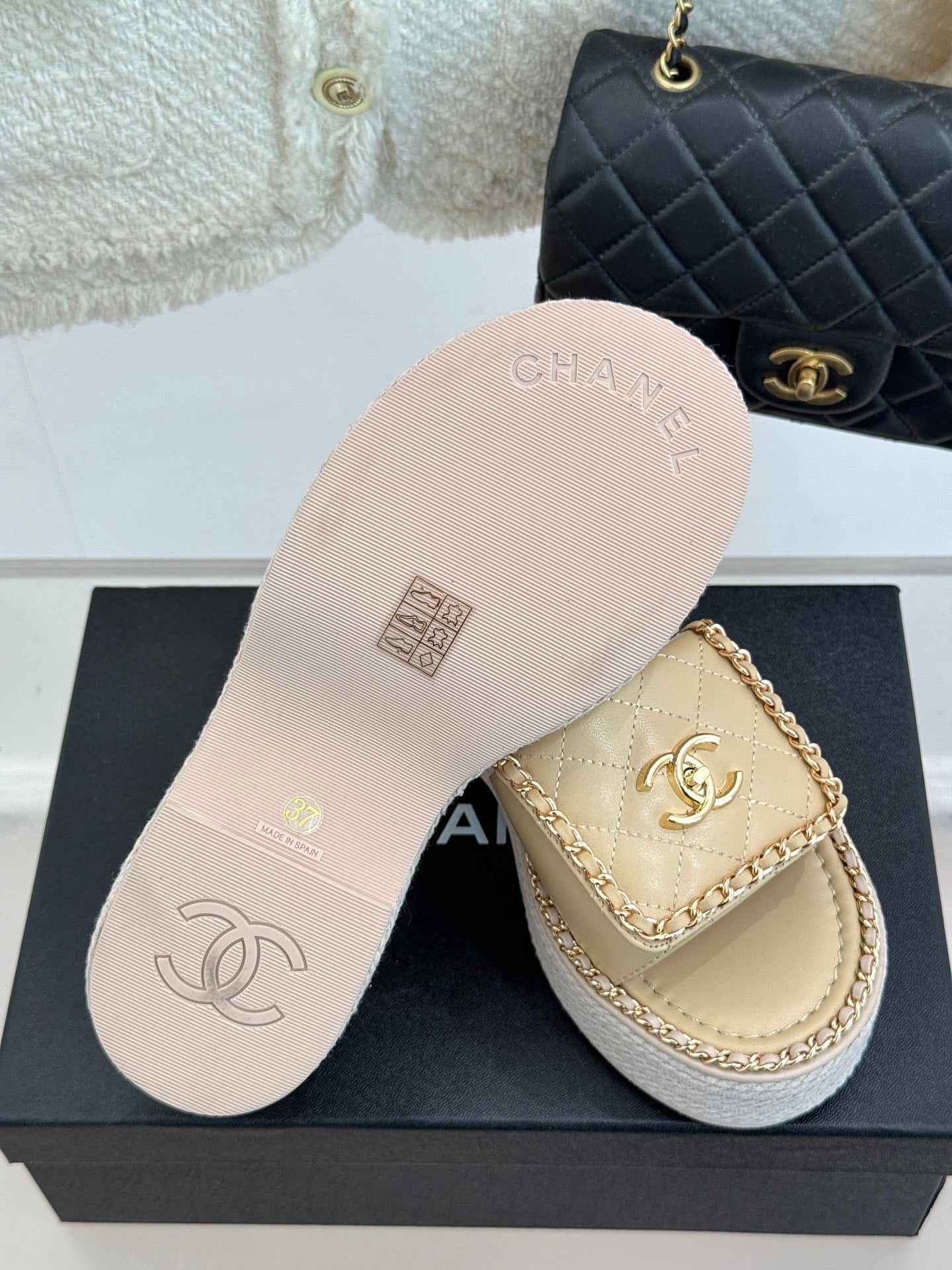 THICK-SOLED CHAIN HEART SLIPPER IN BISQUE BEIGE LAMBSKIN