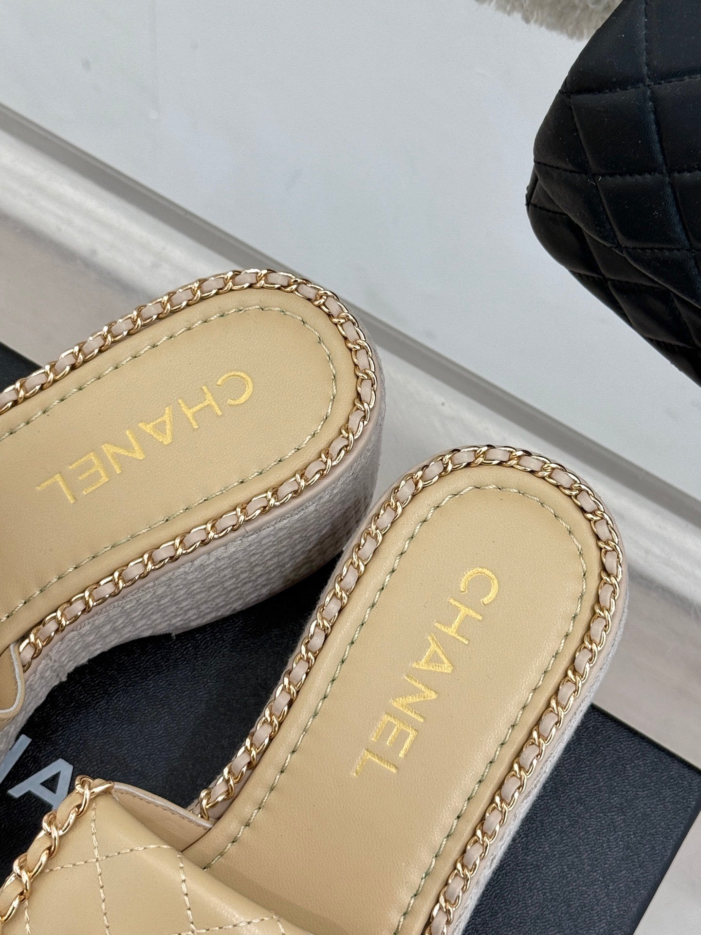 THICK-SOLED CHAIN HEART SLIPPER IN BISQUE BEIGE LAMBSKIN