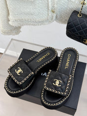 THICK-SOLED CHAIN HEART SLIPPER IN BLACK LAMBSKIN
