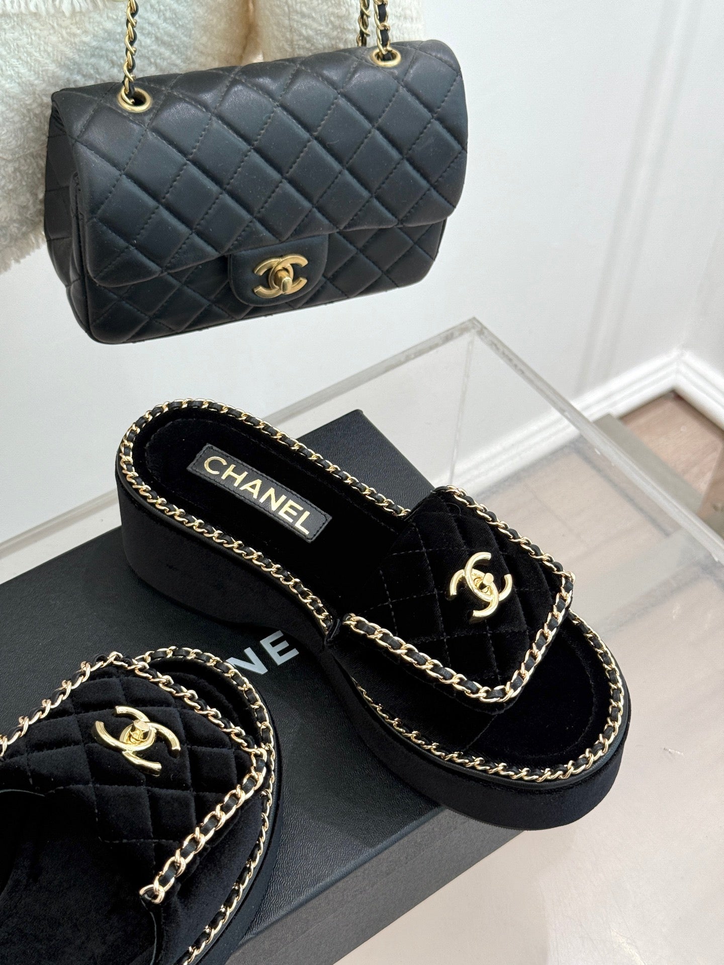 THICK-SOLED CHAIN HEART SLIPPER IN BLACK VELVET