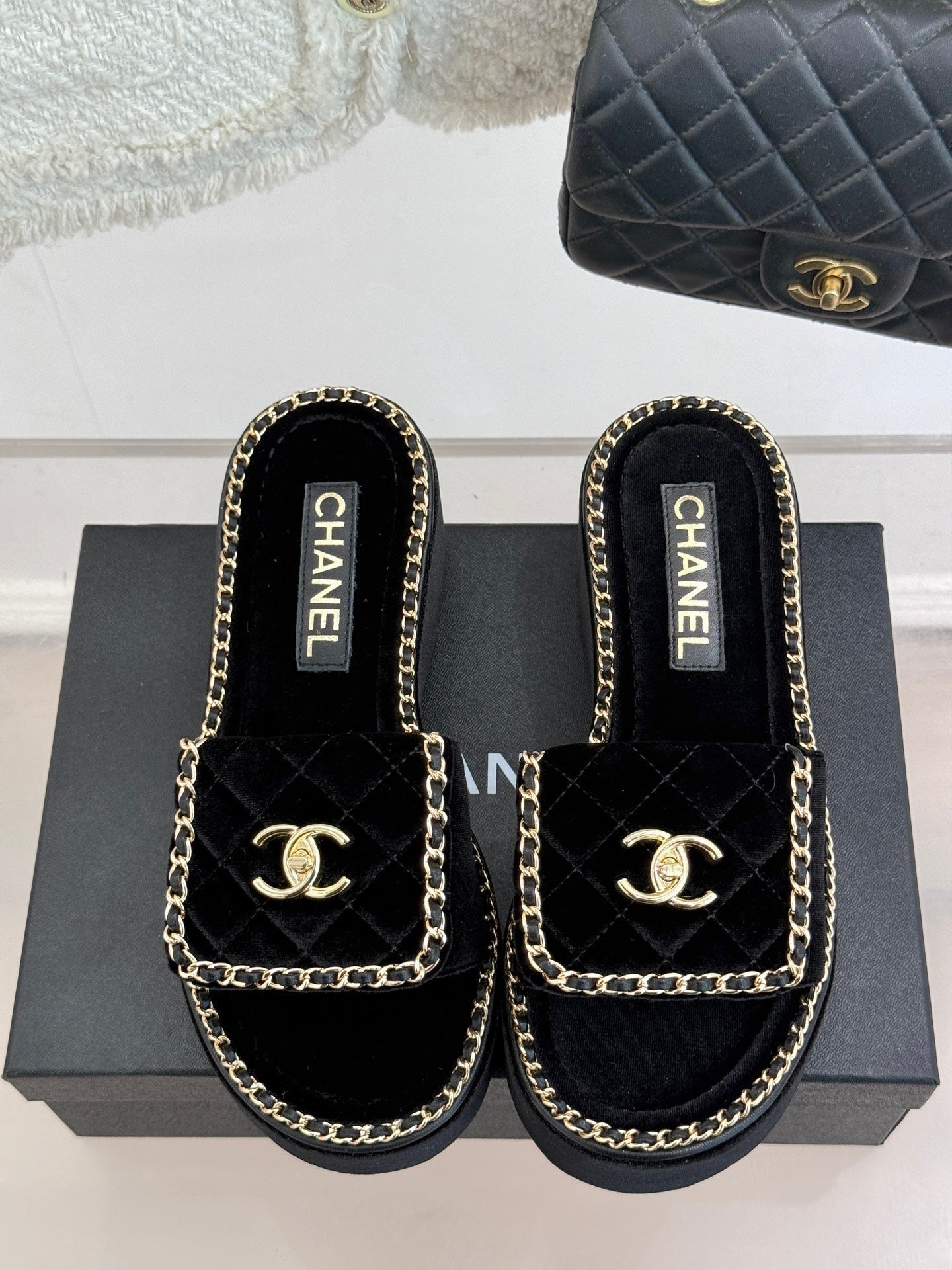 THICK-SOLED CHAIN HEART SLIPPER IN BLACK VELVET