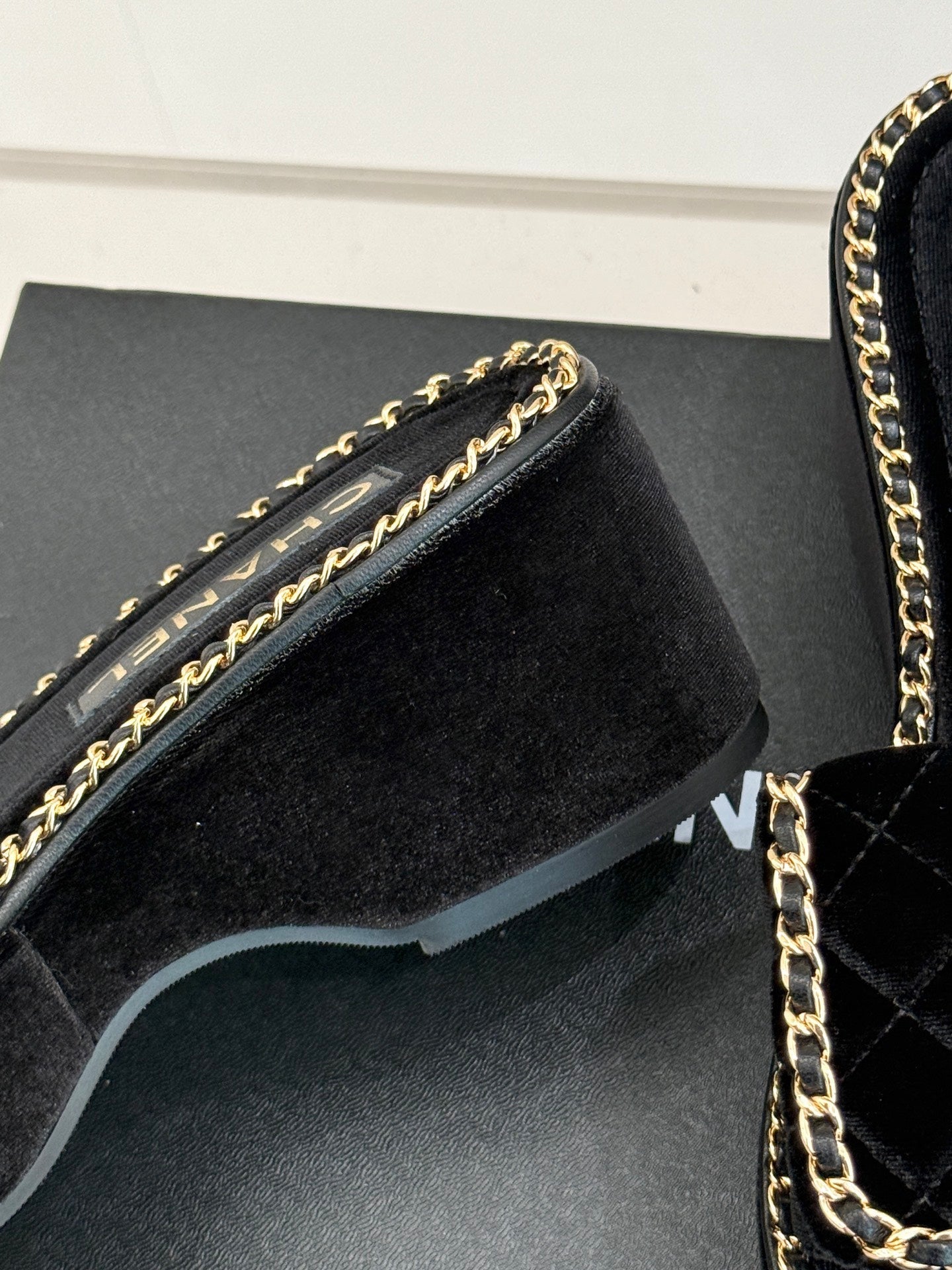 THICK-SOLED CHAIN HEART SLIPPER IN BLACK VELVET