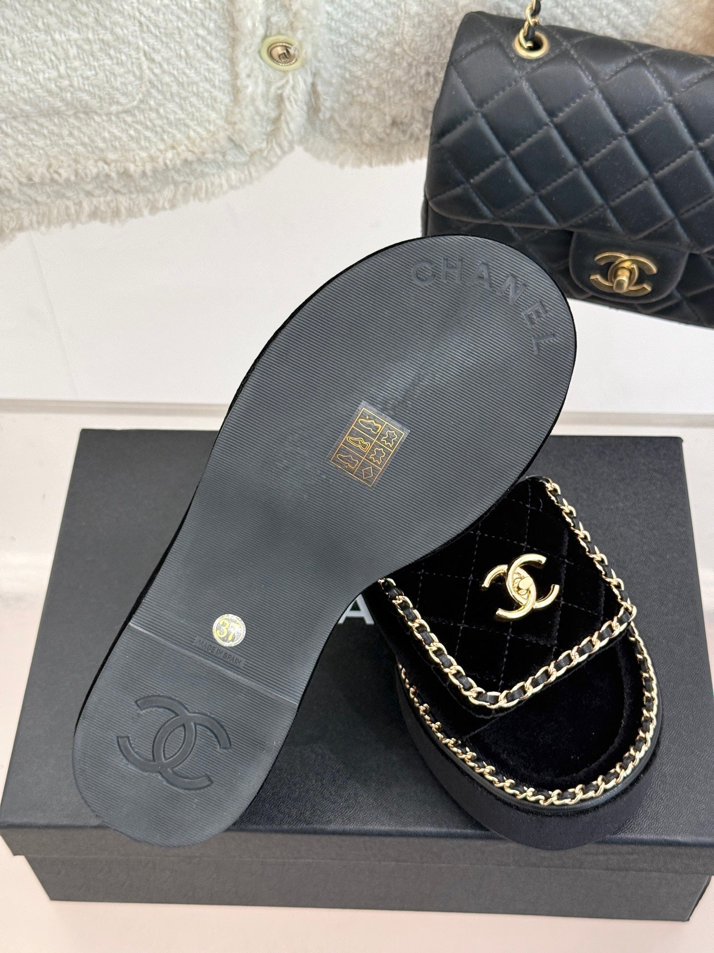 THICK-SOLED CHAIN HEART SLIPPER IN BLACK VELVET