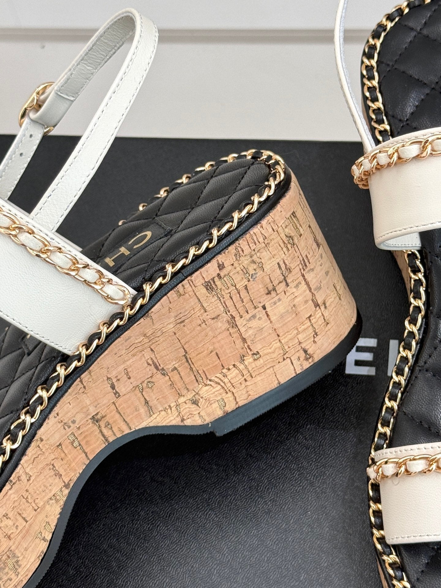 THICK-SOLED CHAIN HEART SANDAL IN WHITE LAMBSKIN