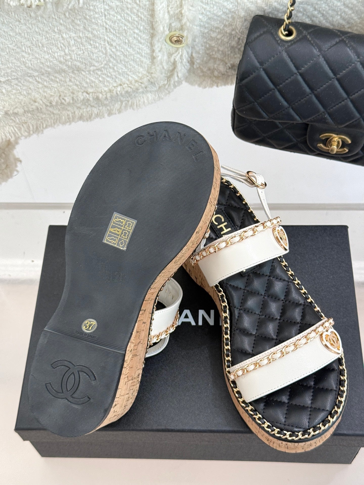 THICK-SOLED CHAIN HEART SANDAL IN WHITE LAMBSKIN