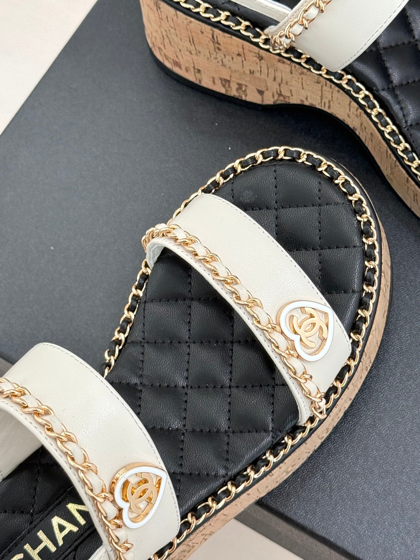 THICK-SOLED CHAIN HEART SANDAL IN WHITE LAMBSKIN
