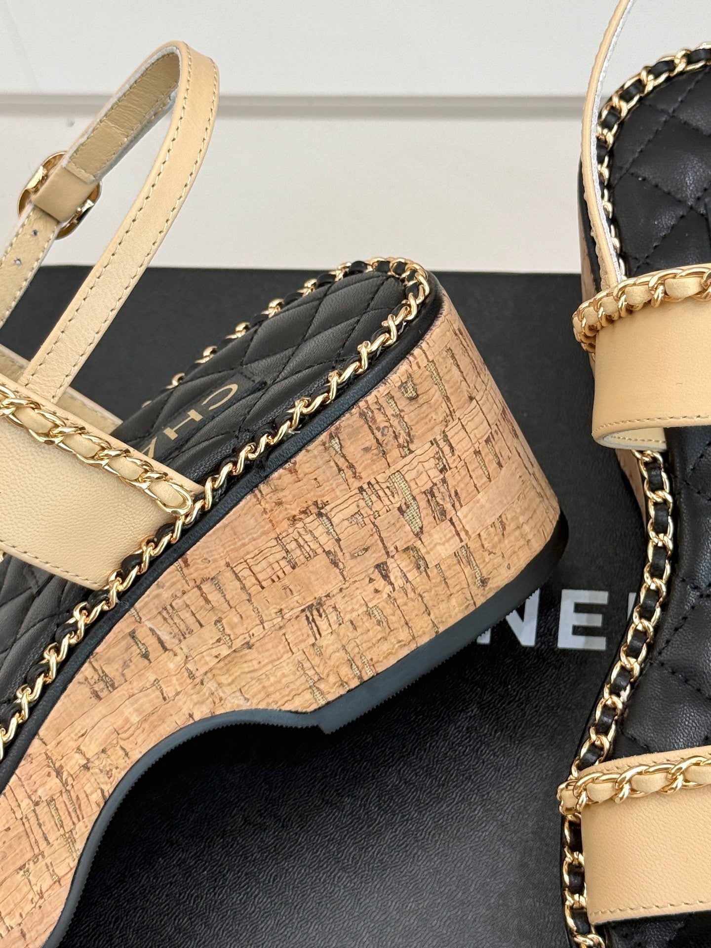 THICK-SOLED CHAIN HEART SANDAL IN BISQUE BEIGE LAMBSKIN