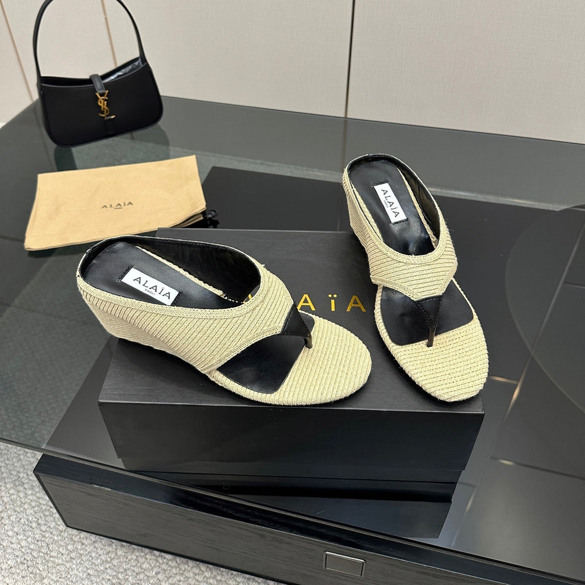 ALAIA WEDGE THONG SANDALS 25S IN LIGHT BEIGE RAFFIA