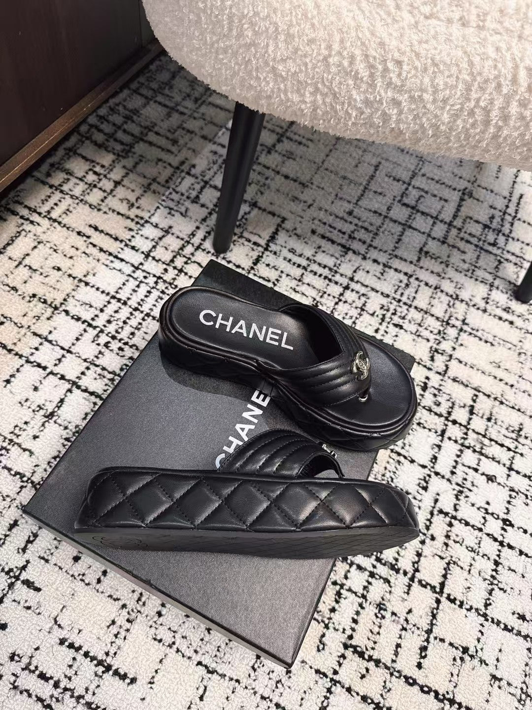 THICK-SOLED THONG SLIPPERS IN BLACK CALFSKIN