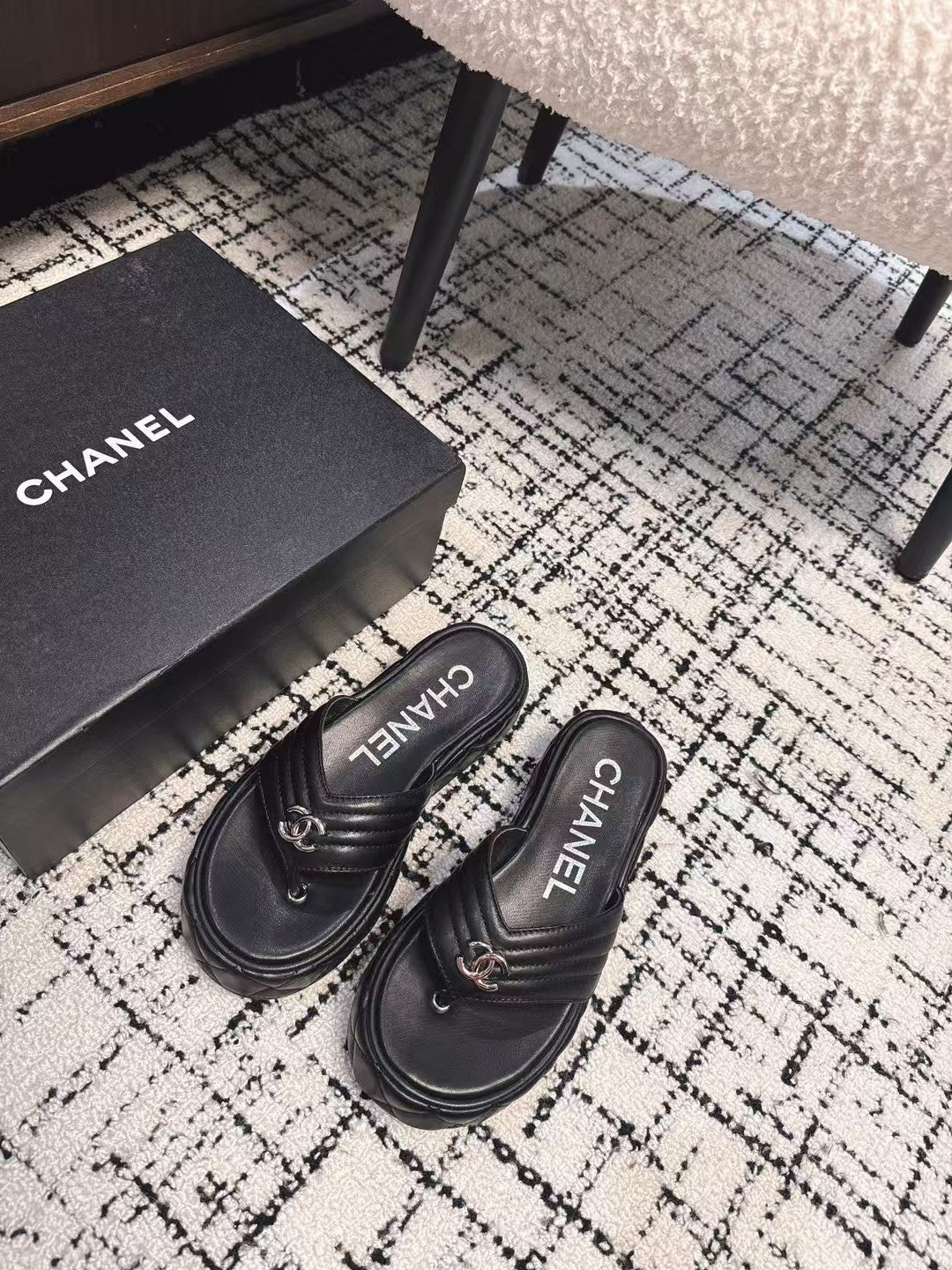 THICK-SOLED THONG SLIPPERS IN BLACK CALFSKIN