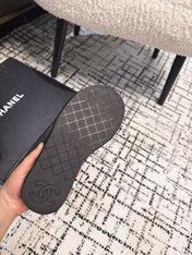 THICK-SOLED THONG SLIPPERS IN BLACK CALFSKIN