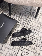 THICK-SOLED THONG SLIPPERS IN BLACK CALFSKIN