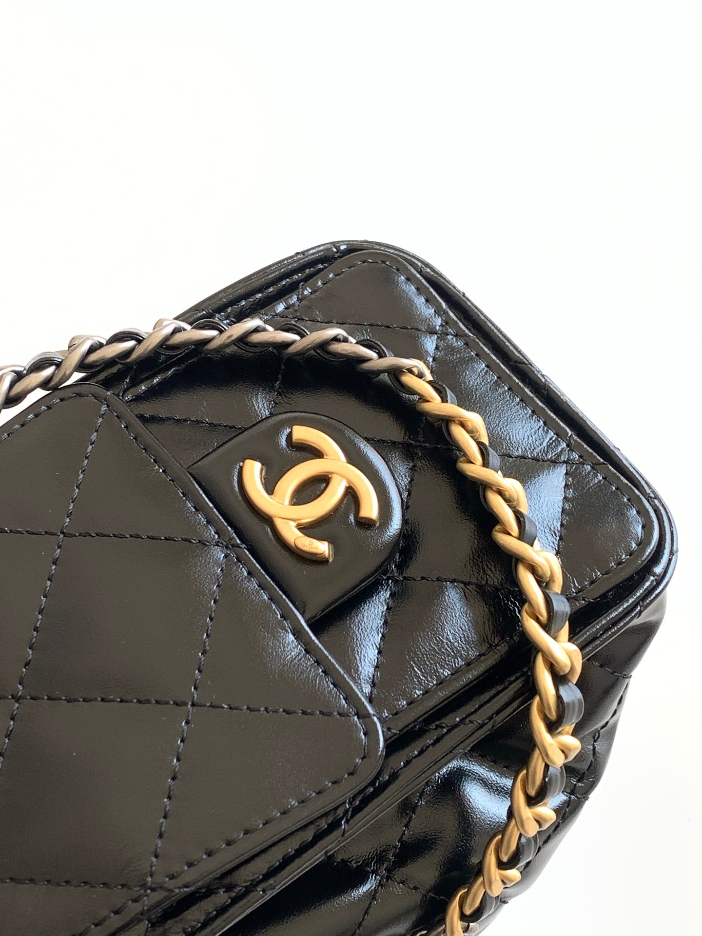 CHANEL 25S HOBO BAG 22 IN BLACK GLOSSY CALFSKIN WITH GOLD HARDWARE
