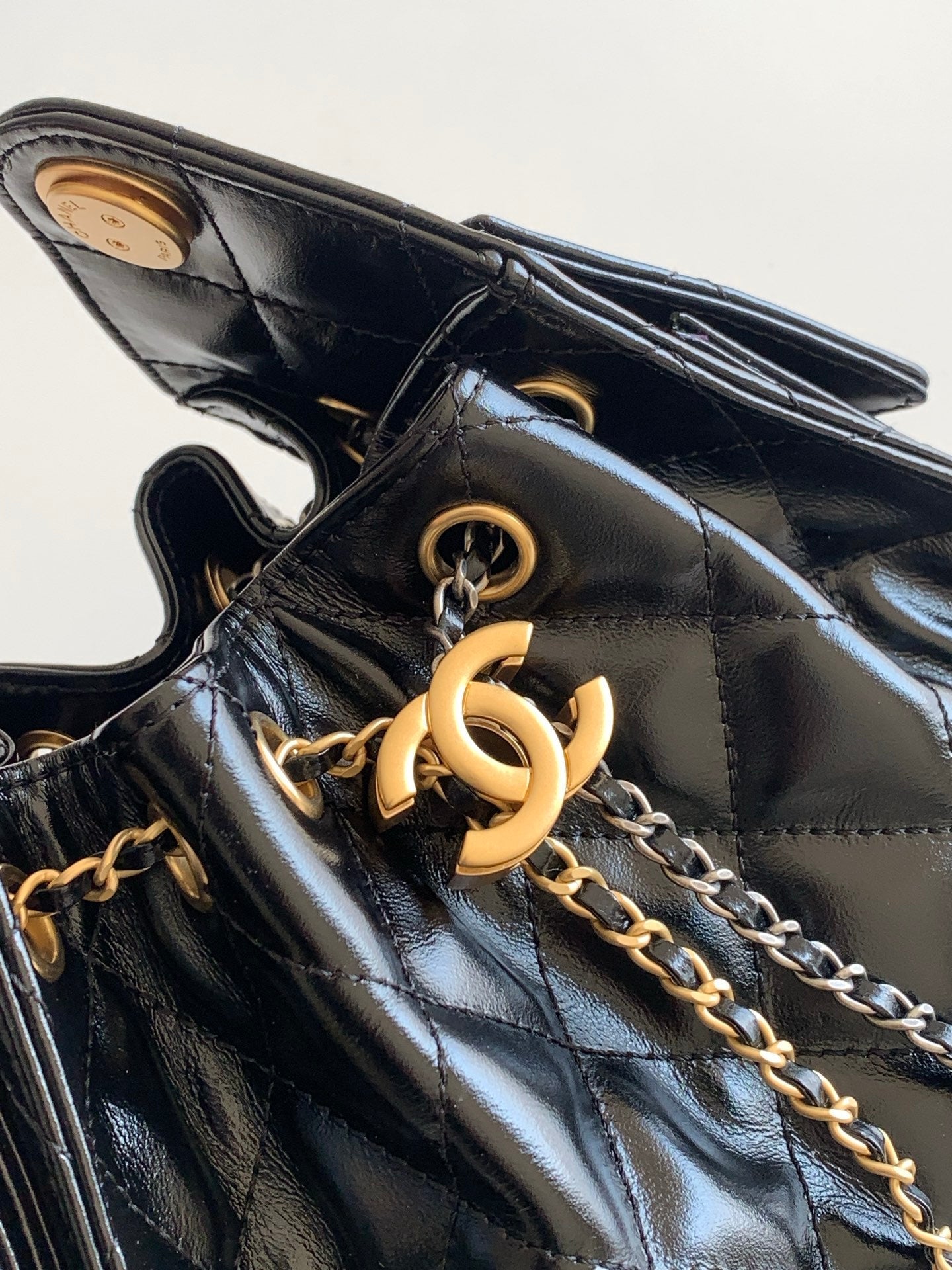 CHANEL 25S HOBO BAG 22 IN BLACK GLOSSY CALFSKIN WITH GOLD HARDWARE