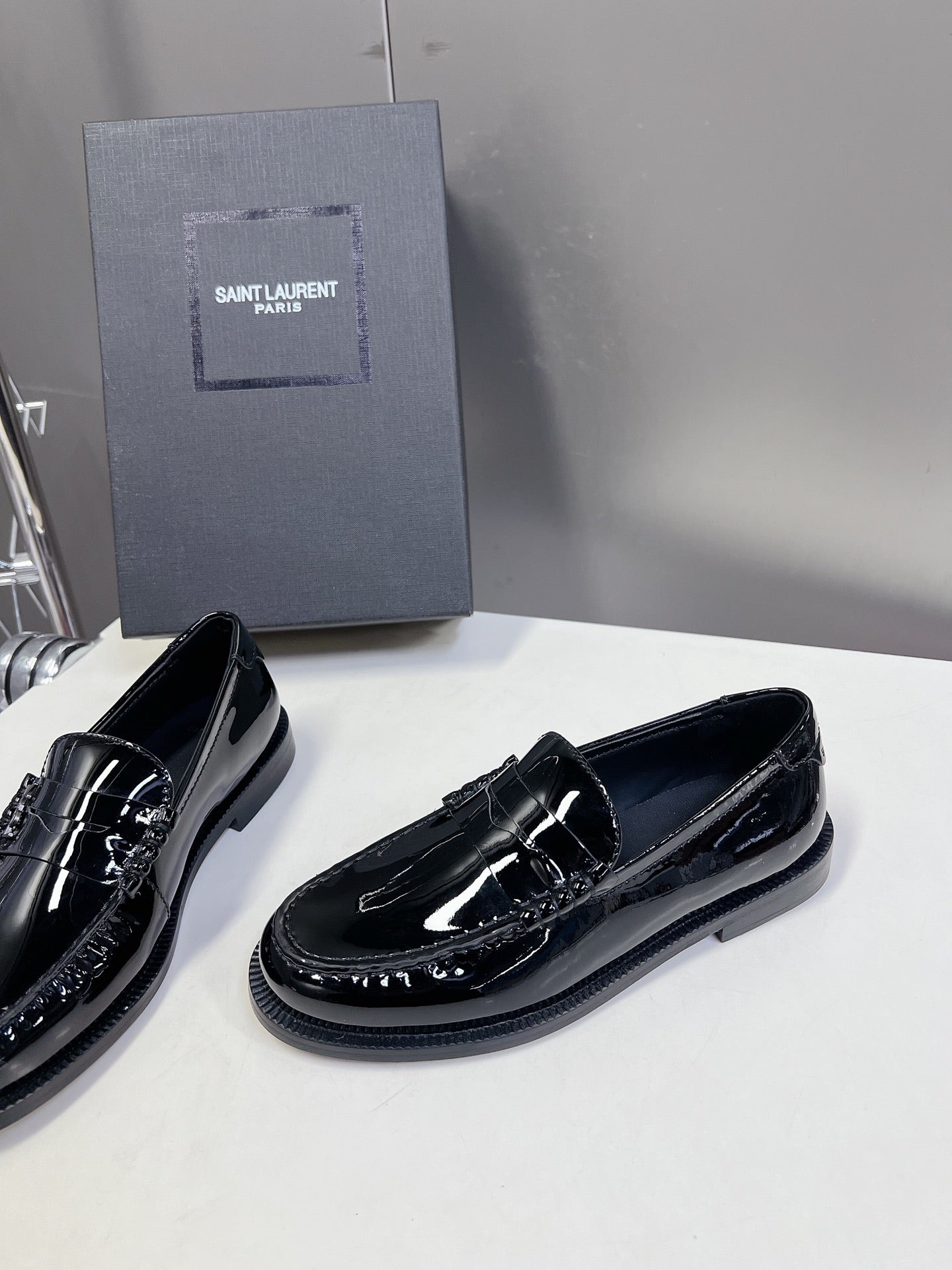 YSL 25S SAINT LAURENT LOAFERS IN BLACK PATENT CALFSKIN