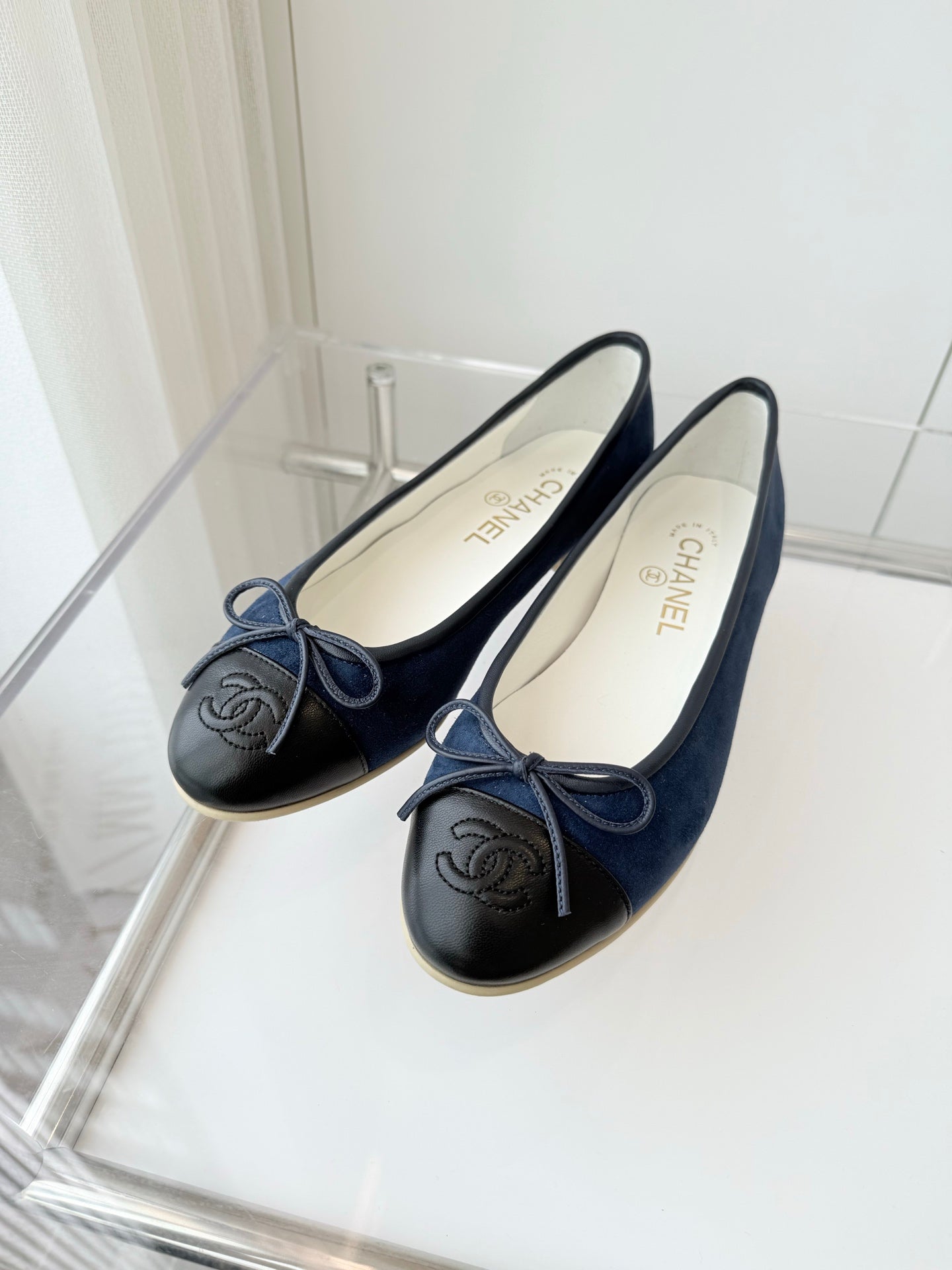 BALLET FLAT IN BLACK CALFSKIN AND NAVY BLUE SUEDE