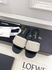 FLAT SLIDE IN BLACK CALFSKIN WITH PEARLS