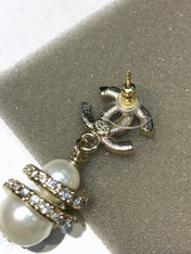 CHANEL 26S DOUBLE C LOGO PAVE CRYSTAL DROP EARRINGS WITH PEARL CHARM IN GOLD METAL 633339